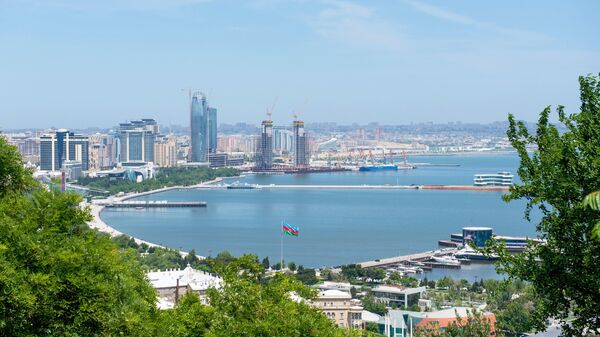 Панорама города Баку и Бакинской бухты в Каспийском море Панорама города Баку и Бакинской бухты в Каспийском море