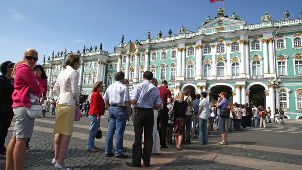 Туристы в Санкт-Петербурге. Архивное фото Туристы в Санкт-Петербурге. Архивное фото