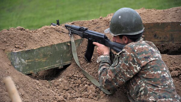Военнослужащий армии обороны Нагорного Карабаха на первой линии обороны. Архивное фото Военнослужащий армии обороны Нагорного Карабаха на первой линии обороны. Архивное фото