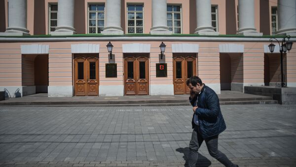 Прохожий у здания Московской городской Думы на Страстном бульваре в Москве Прохожий у здания Московской городской Думы на Страстном бульваре в Москве
