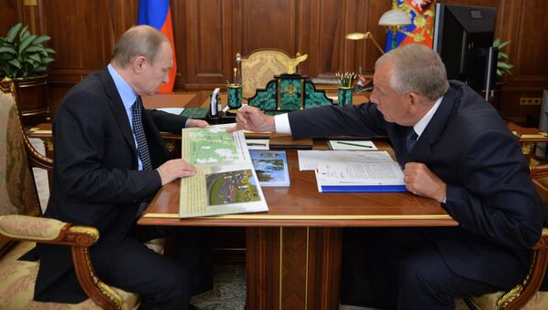 Президент России Владимир Путин и губернатор Новгородской области Сергей Митин во время встречи в Кремле. 2 июня 2016 Президент России Владимир Путин и губернатор Новгородской области Сергей Митин во время встречи в Кремле. 2 июня 2016