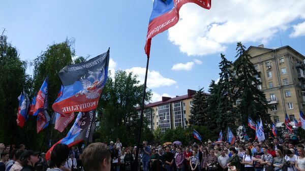 Жители Донецка на митинге против несоблюдения Украиной Минских соглашений Жители Донецка на митинге против несоблюдения Украиной Минских соглашений