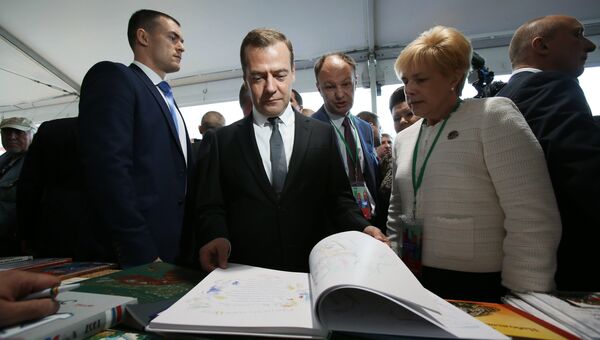 Премьер-министр РФ Д. Медведев открыл книжный фестиваль Красная площадь Премьер-министр РФ Д. Медведев открыл книжный фестиваль Красная площадь