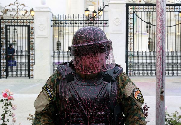 Сотрудник полиции во время антиправительственного протеста перед зданием правительства в Скопье, Македония. Июнь 2016 Сотрудник полиции во время антиправительственного протеста перед зданием правительства в Скопье, Македония. Июнь 2016