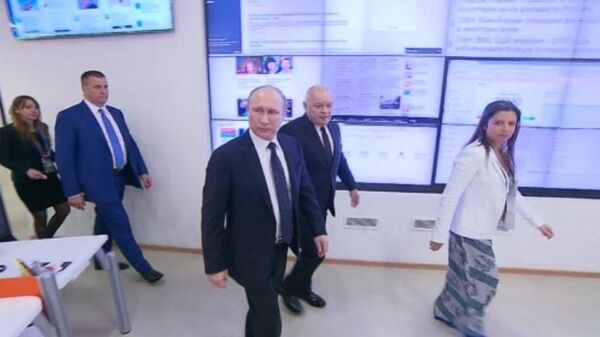 Путину в МИА Россия сегодня показали, как работает радиостанция Sputnik Путину в МИА Россия сегодня показали, как работает радиостанция Sputnik