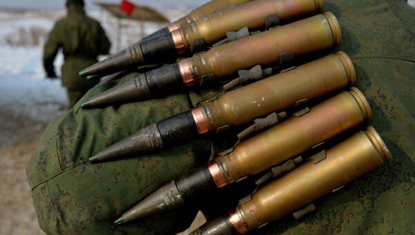 Военнослужащий несет боеприпасы. Архивное фото Военнослужащий несет боеприпасы. Архивное фото