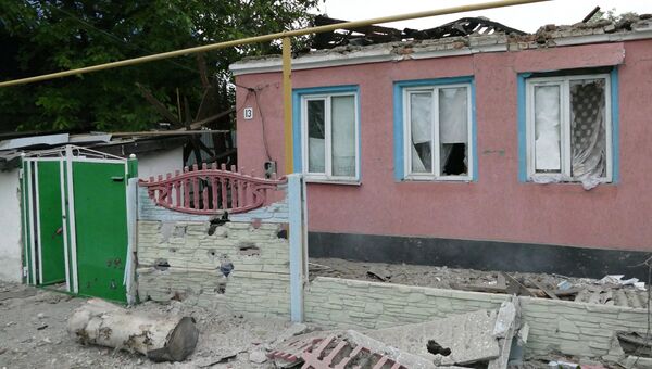 Жилой дом в Донецке, пострадавший в результате обстрела украинскими силовиками. Архивное фото Жилой дом в Донецке, пострадавший в результате обстрела украинскими силовиками. Архивное фото