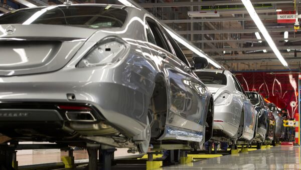 Завод по производству легковых автомобилей компании Даймлер. Архивное фото Завод по производству легковых автомобилей компании Даймлер. Архивное фото