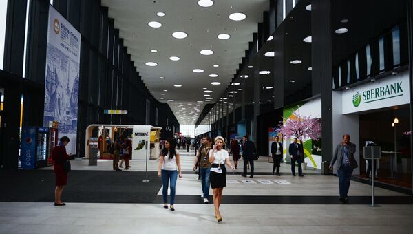Участники XX Петербургского международного экономического форума на территории Экспофорума. Архивное фото Участники XX Петербургского международного экономического форума на территории Экспофорума. Архивное фото
