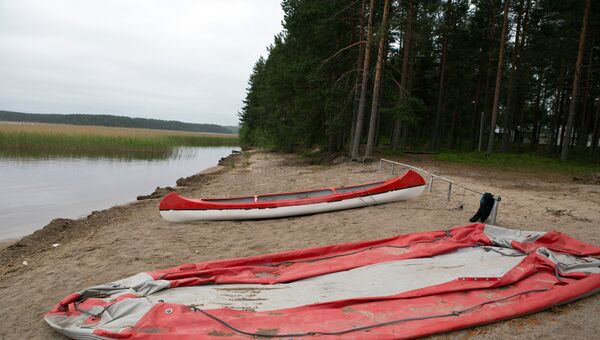Надувная лодка и байдарка у озера Сямозеро в Карелии, на котором в туристическом походе во время шторма погибли дети. Надувная лодка и байдарка у озера Сямозеро в Карелии, на котором в туристическом походе во время шторма погибли дети.