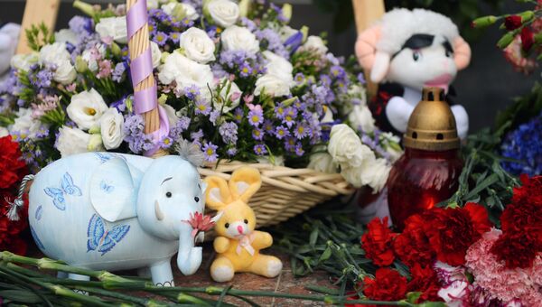 Жители Москвы несут цветы и игрушки в память о погибших детях. Архивное фото Жители Москвы несут цветы и игрушки в память о погибших детях. Архивное фото