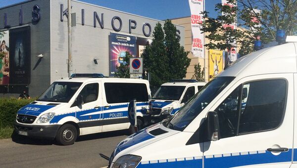Полицейские автомобили у здания кинотеатра в немецком Фирнхайме, где произошла стрельба Полицейские автомобили у здания кинотеатра в немецком Фирнхайме, где произошла стрельба