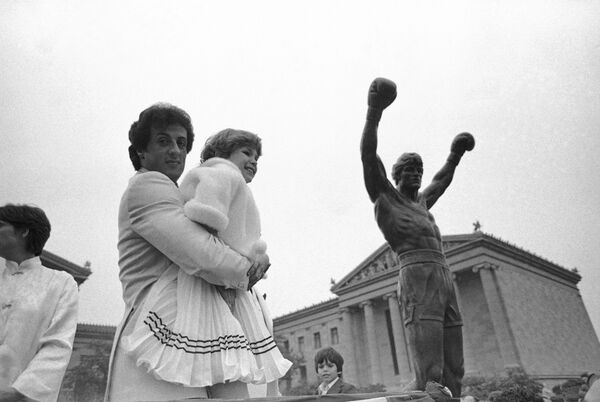Сильвестр Сталлоне с маленькой поклонницей у статуи ROCKY в Филадельфии Сильвестр Сталлоне с маленькой поклонницей у статуи ROCKY в Филадельфии