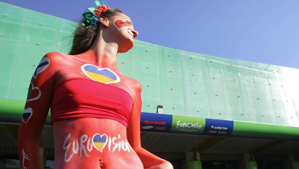 Модель у Дворца спорта в Киеве перед финалом 50 конкурса Евровидение Модель у Дворца спорта в Киеве перед финалом 50 конкурса Евровидение