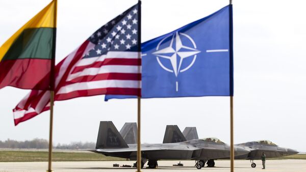 Истребители ВВС США F-22 Raptor на авиабазе Зокняй, Литва Истребители ВВС США F-22 Raptor на авиабазе Зокняй, Литва