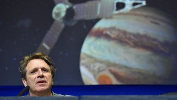 Руководитель миссии Juno Скотт Болтон выступает на пресс-конференции в Лаборатории реактивного движения в Пасадене, Калифорния, 30 июня 2016 года Руководитель миссии Juno Скотт Болтон выступает на пресс-конференции в Лаборатории реактивного движения в Пасадене, Калифорния, 30 июня 2016 года