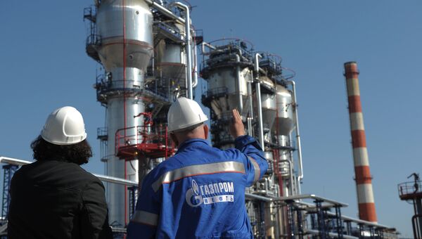 Нефтеперерабатывающий завод ОАО Газпром нефть. Архивное фото Нефтеперерабатывающий завод ОАО Газпром нефть. Архивное фото