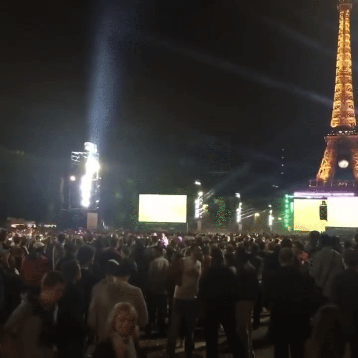 Петарда вызвала панику в фан-зоне в Париже во время матча ЧЕ-2016. ВИДЕО Петарда вызвала панику в фан-зоне в Париже во время матча ЧЕ-2016. ВИДЕО