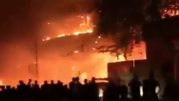 Сильное пламя охватило здание в Багдаде после атаки террористов в Ираке Сильное пламя охватило здание в Багдаде после атаки террористов в Ираке