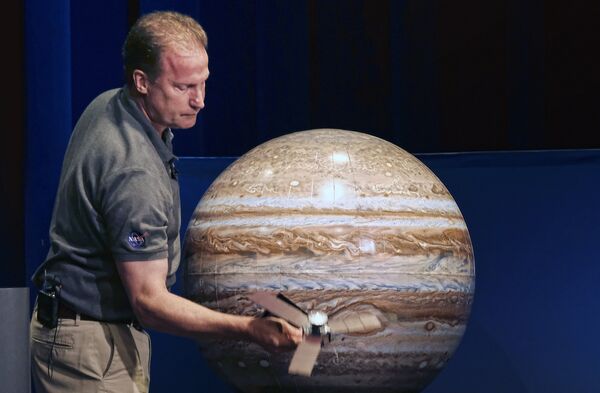 Руководитель миссии Juno Рик Найбаккен в Лаборатории реактивного движения в Пасадене Руководитель миссии Juno Рик Найбаккен в Лаборатории реактивного движения в Пасадене