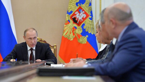 Президент России Владимир Путин во время совещания с постоянными членами Совета безопасности РФ в Кремле. 5 июля 2016 Президент России Владимир Путин во время совещания с постоянными членами Совета безопасности РФ в Кремле. 5 июля 2016