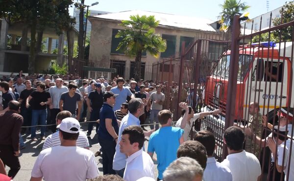 Протестующие выломали ворота и ворвались во двор здания МВД Абхазии Протестующие выломали ворота и ворвались во двор здания МВД Абхазии