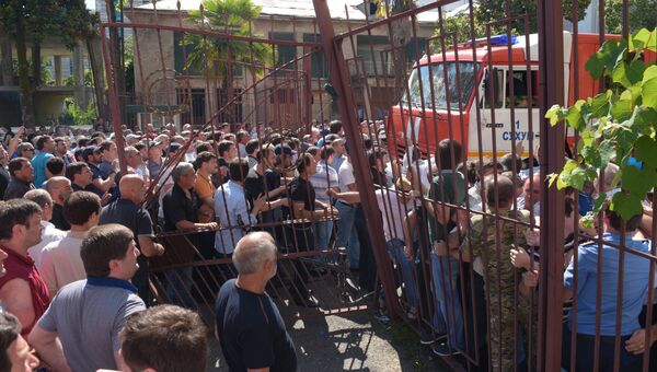 Снос ворот у здания МВД участниками митинга оппозиции в Сухуме. Июль 2016 года Снос ворот у здания МВД участниками митинга оппозиции в Сухуме. Июль 2016 года
