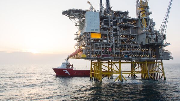 Нефтяная платформа и танкер в Северном море Нефтяная платформа и танкер в Северном море