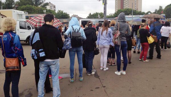 Очередь на наземный транспорт возле метро Рязанский проспект после ЧП на станции Выхино. 8 июля 2016 Очередь на наземный транспорт возле метро Рязанский проспект после ЧП на станции Выхино. 8 июля 2016