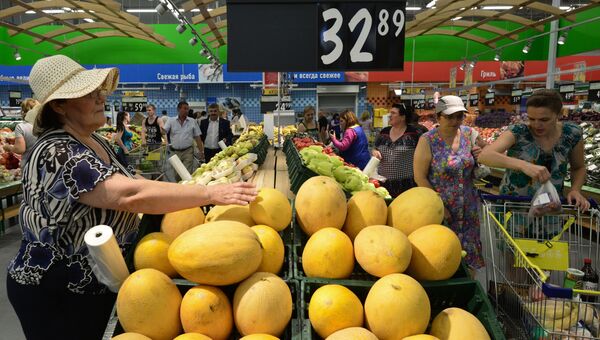 Покупатели в продуктовом магазине. Архивное фото Покупатели в продуктовом магазине. Архивное фото