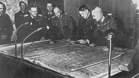 Адольф Гитлер на совещании генерального штаба в 1940 году Адольф Гитлер на совещании генерального штаба в 1940 году