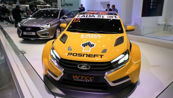 Автомобили Lada Vesta и Lada Vesta Sport на стенде компании ОАО Автоваз на Международной промышленной выставке Иннопром 2015 в Екатеринбурге Автомобили Lada Vesta и Lada Vesta Sport на стенде компании ОАО Автоваз на Международной промышленной выставке Иннопром 2015 в Екатеринбурге