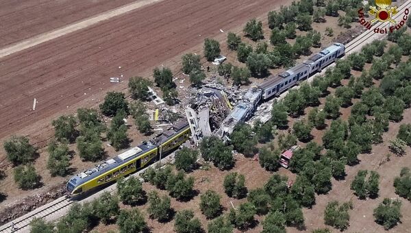 Два поезда столкнулись на юге Италии в провинции Бари Два поезда столкнулись на юге Италии в провинции Бари