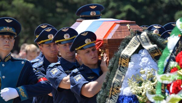 Родственники, горожане и сослуживцы во время прощания с погибшим в Сирии российским военным летчиком-инструктором Ряфагатем Хабибулиным Родственники, горожане и сослуживцы во время прощания с погибшим в Сирии российским военным летчиком-инструктором Ряфагатем Хабибулиным