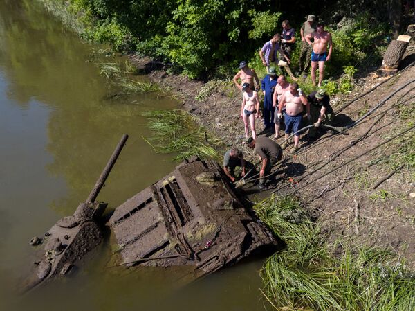 Операция по подъему танка Т-34 времен ВОВ со дна Дона в Воронежской области Операция по подъему танка Т-34 времен ВОВ со дна Дона в Воронежской области