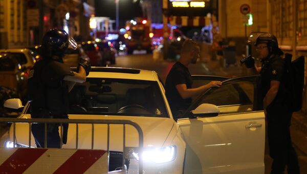 Полиция, скорая помощь и спасатели на месте теракта в Ницце Полиция, скорая помощь и спасатели на месте теракта в Ницце
