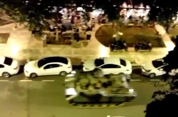 Танки в Анкаре встретили аплодисментами. ВИДЕО Танки в Анкаре встретили аплодисментами. ВИДЕО