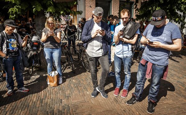 Игроки в Pokemon Go в Харлеме, Нидерланды Игроки в Pokemon Go в Харлеме, Нидерланды