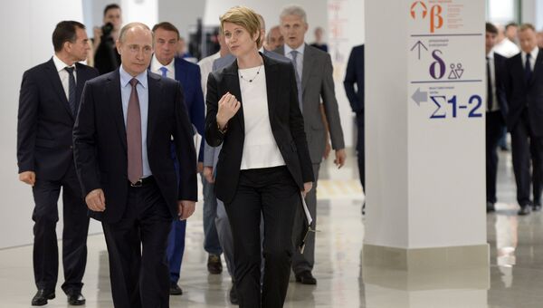 Президент РФ Владимир Путин и руководитель образовательного центра Сириус Елена Шмелева во время посещения образовательного центра для одарённых детей Сириус Президент РФ Владимир Путин и руководитель образовательного центра Сириус Елена Шмелева во время посещения образовательного центра для одарённых детей Сириус
