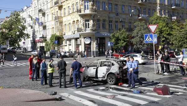 Сотрудники правоохранительных органов на месте взрыва автомобиля, в результате которого погиб журналист Павел Шеремет. Киев, Украина. 20 июля 2016 Сотрудники правоохранительных органов на месте взрыва автомобиля, в результате которого погиб журналист Павел Шеремет. Киев, Украина. 20 июля 2016