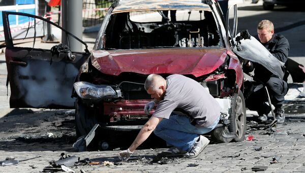 Сотрудники правоохранительных органов на месте взрыва автомобиля, в результате которого погиб журналист Павел Шеремет. Киев, Украина. 20 июля 2016 Сотрудники правоохранительных органов на месте взрыва автомобиля, в результате которого погиб журналист Павел Шеремет. Киев, Украина. 20 июля 2016