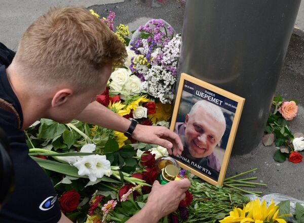 Цветы и свечи на месте гибели журналиста Павла Шеремета Цветы и свечи на месте гибели журналиста Павла Шеремета