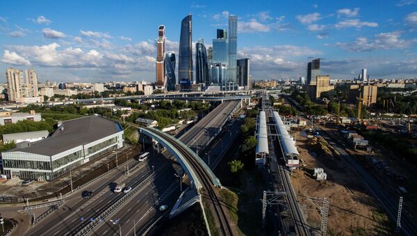 Вид на Московский международный деловой центр Москва-Сити и Московскую кольцевую железную дорогу. Архивное фото Вид на Московский международный деловой центр Москва-Сити и Московскую кольцевую железную дорогу. Архивное фото