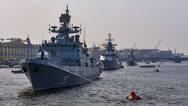 Сторожевой фрегат Адмирал Эссен вошел в акваторию Невы для участия в параде ко Дню ВМФ Сторожевой фрегат Адмирал Эссен вошел в акваторию Невы для участия в параде ко Дню ВМФ