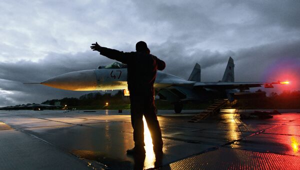 Военный техник дает отмашку на взлет истребителя Су-27. Архивное фото Военный техник дает отмашку на взлет истребителя Су-27. Архивное фото
