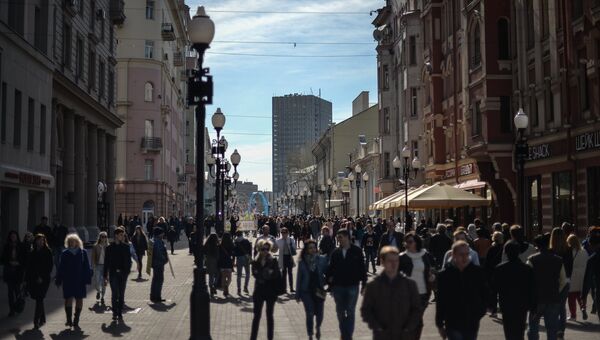 Прохожие на улице Арбат в Москве Прохожие на улице Арбат в Москве