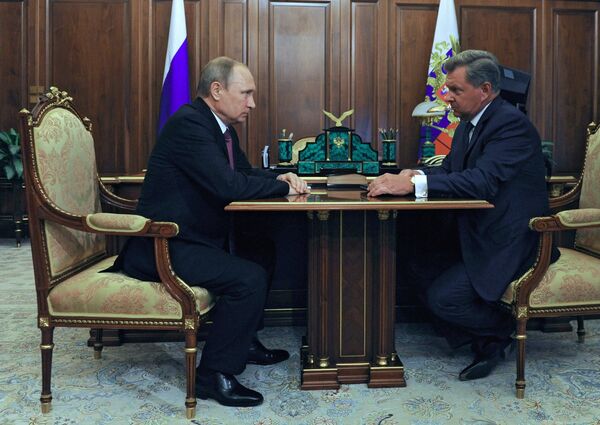 Президент России Владимир Путин и полномочный представитель президента РФ в Крымском федеральном округе Олег Белавенцев во время встречи в Кремле. 27 июля 2016 Президент России Владимир Путин и полномочный представитель президента РФ в Крымском федеральном округе Олег Белавенцев во время встречи в Кремле. 27 июля 2016