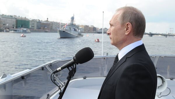 Владимир Путин на катере Серафим Саровский во время морского парада кораблей в честь Дня ВМФ в Санкт-Петербурге. 31 июля 2016 Владимир Путин на катере Серафим Саровский во время морского парада кораблей в честь Дня ВМФ в Санкт-Петербурге. 31 июля 2016