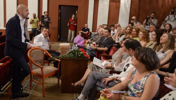 Актеры Московского драматического театра на Малой Бронной во время сбора труппы театра в Москве. Слева - художественный руководитель театра Сергей Голомазов Актеры Московского драматического театра на Малой Бронной во время сбора труппы театра в Москве. Слева - художественный руководитель театра Сергей Голомазов