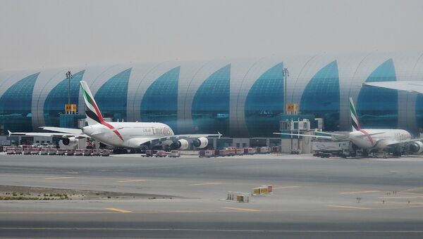 Самолеты авиакомпании Emirates в аэропорту Дубая Самолеты авиакомпании Emirates в аэропорту Дубая